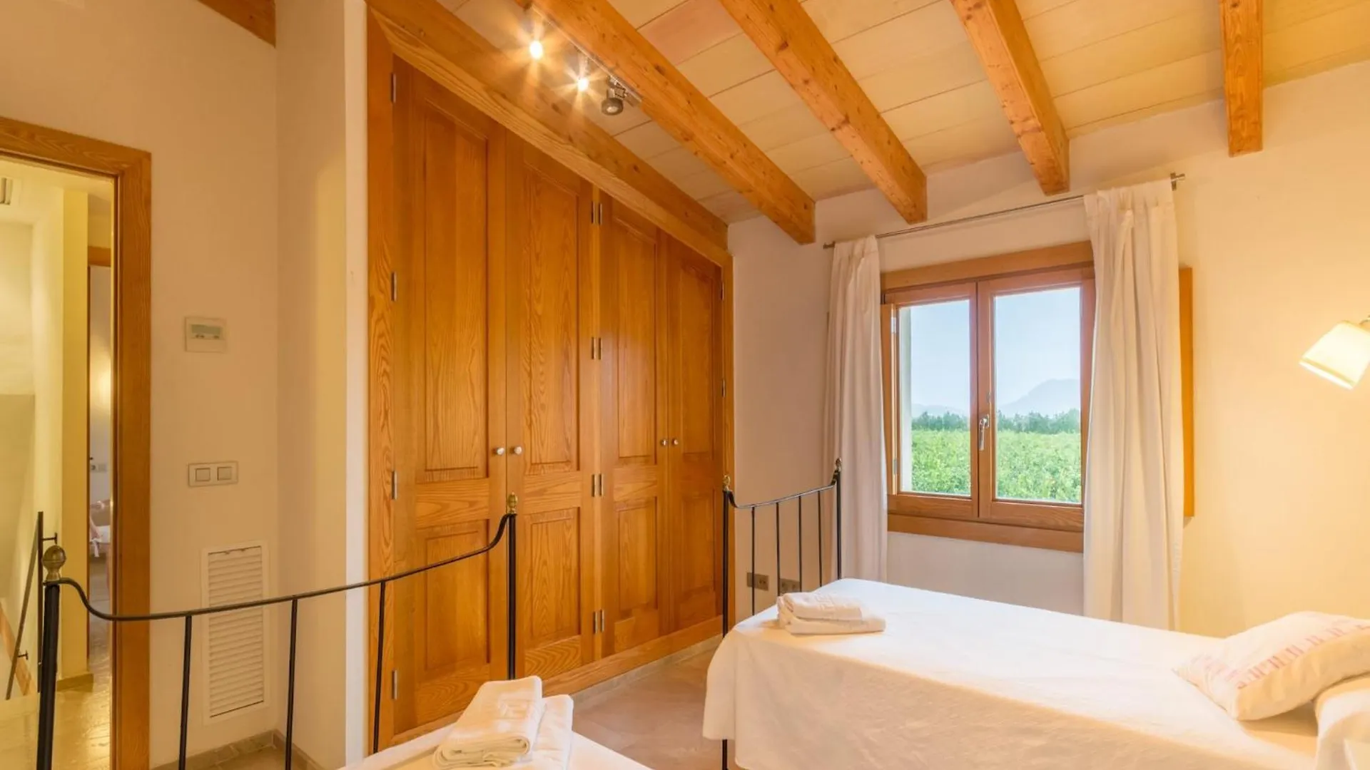 Picturesque Country House In Buger