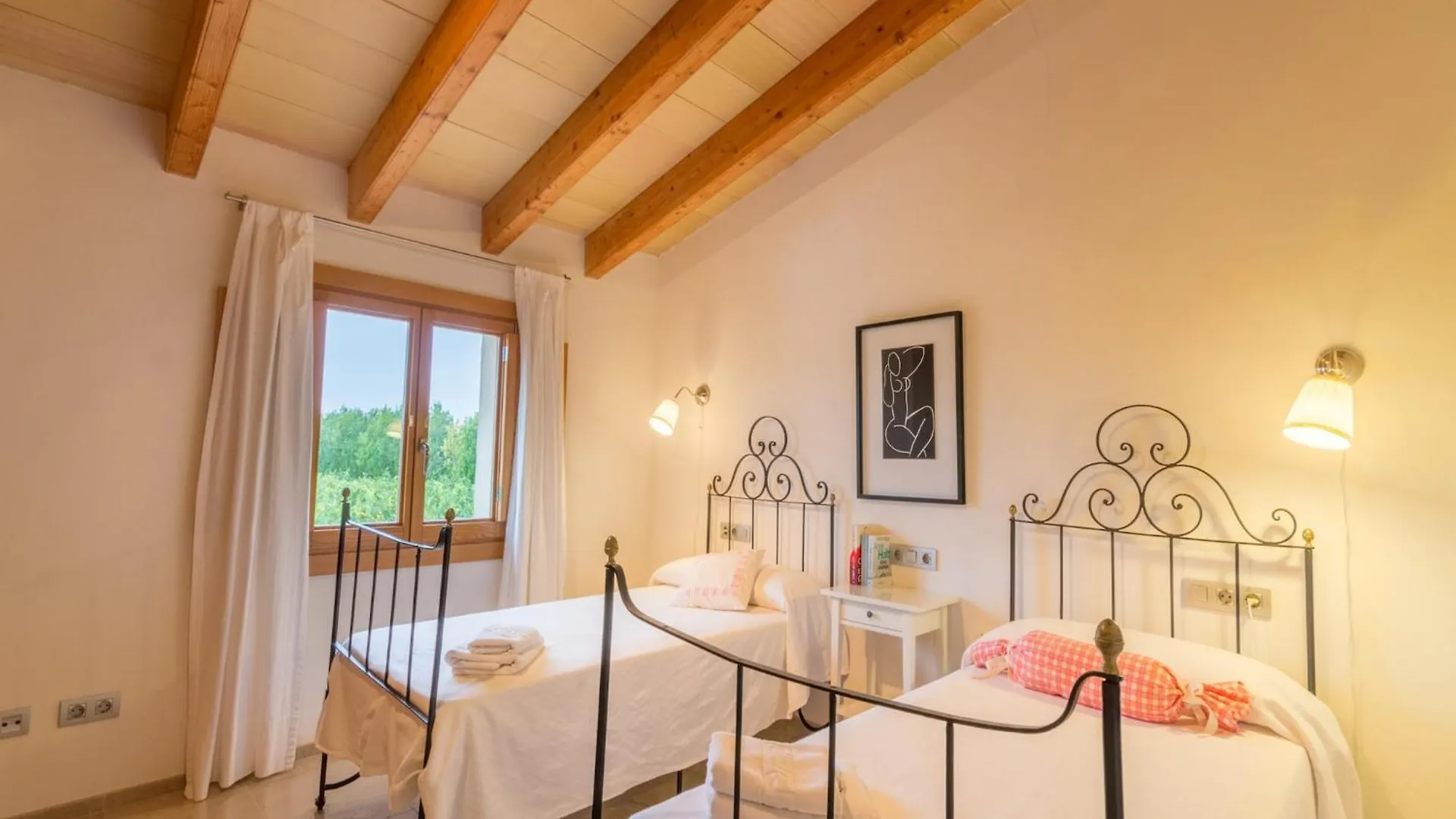 Picturesque Country House In Buger 0*,