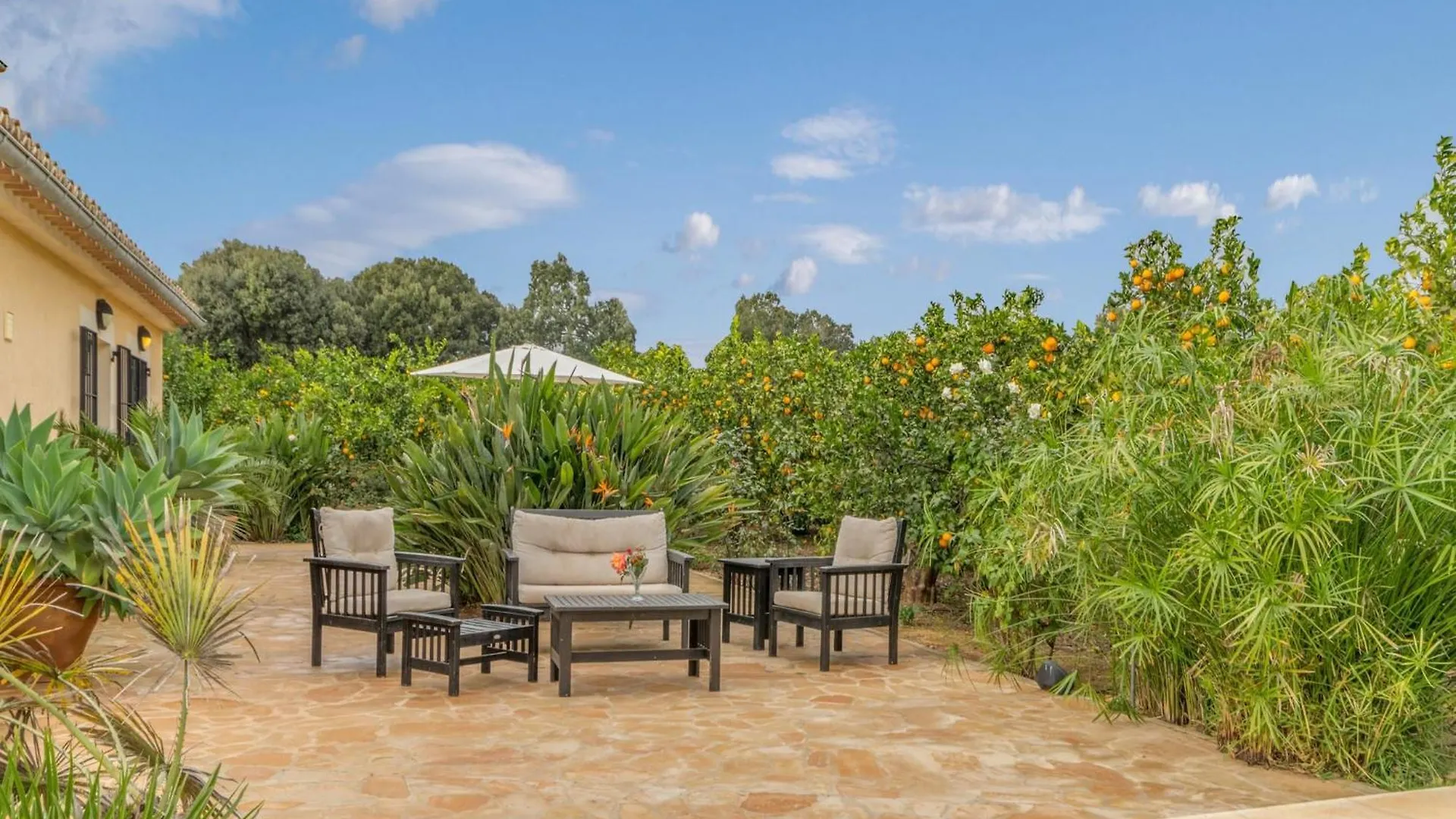 Picturesque Country House In Buger