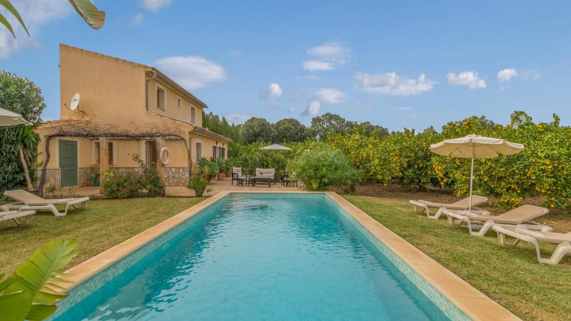 Picturesque Country House In Buger contacts